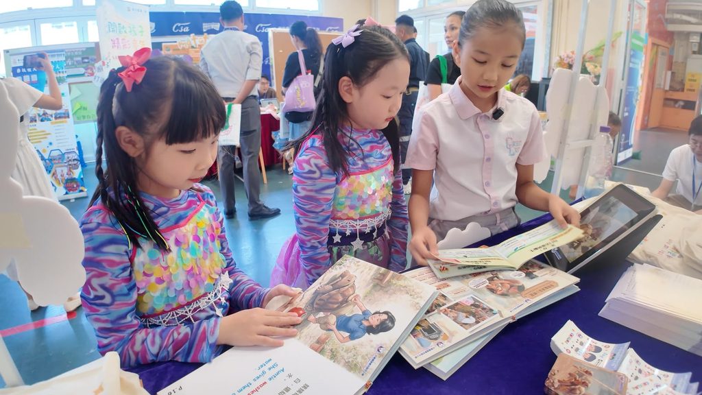 由葵青區家長教師會聯會主辦,葵涌區小學校長會、青衣區小學校長會及荃灣及葵青區幼稚園校長會協辦的「2026葵青區幼稚園及小學嘉年華」,於2026年9月5日(星期六)假棉紡會中學舉行。中華傳道會呂明才小學(呂小)於活動中設置「爬爬樂園(PaPa Place)—流動教室」特色攤位,透過學生生命大使示範動物實地照顧、介紹校本生命教育繪本及照顧指南等方式,向區內幼稚園生、小學生、家長及公眾人士分享尊重生命、關愛自然及承擔照顧責任的重要訊息。