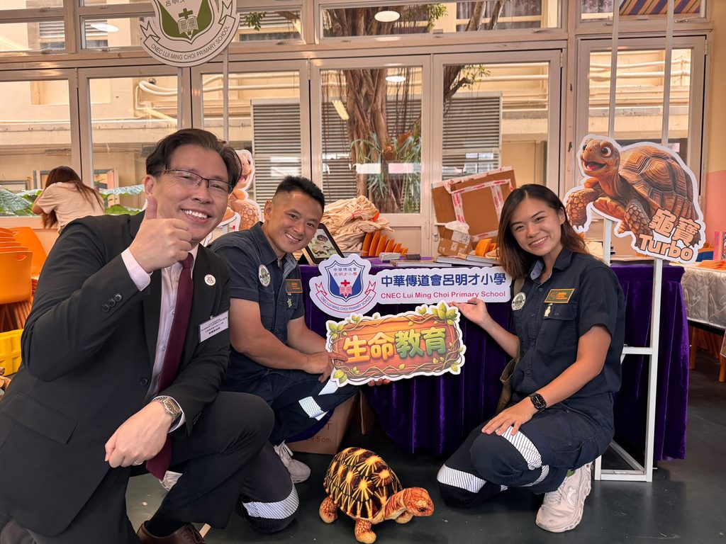 由葵青區家長教師會聯會主辦,葵涌區小學校長會、青衣區小學校長會及荃灣及葵青區幼稚園校長會協辦的「2026葵青區幼稚園及小學嘉年華」,於2026年9月5日(星期六)假棉紡會中學舉行。中華傳道會呂明才小學(呂小)於活動中設置「爬爬樂園(PaPa Place)—流動教室」特色攤位,透過學生生命大使示範動物實地照顧、介紹校本生命教育繪本及照顧指南等方式,向區內幼稚園生、小學生、家長及公眾人士分享尊重生命、關愛自然及承擔照顧責任的重要訊息。