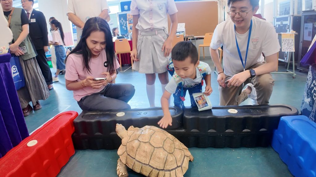 由葵青區家長教師會聯會主辦,葵涌區小學校長會、青衣區小學校長會及荃灣及葵青區幼稚園校長會協辦的「2026葵青區幼稚園及小學嘉年華」,於2026年9月5日(星期六)假棉紡會中學舉行。中華傳道會呂明才小學(呂小)於活動中設置「爬爬樂園(PaPa Place)—流動教室」特色攤位,透過學生生命大使示範動物實地照顧、介紹校本生命教育繪本及照顧指南等方式,向區內幼稚園生、小學生、家長及公眾人士分享尊重生命、關愛自然及承擔照顧責任的重要訊息。