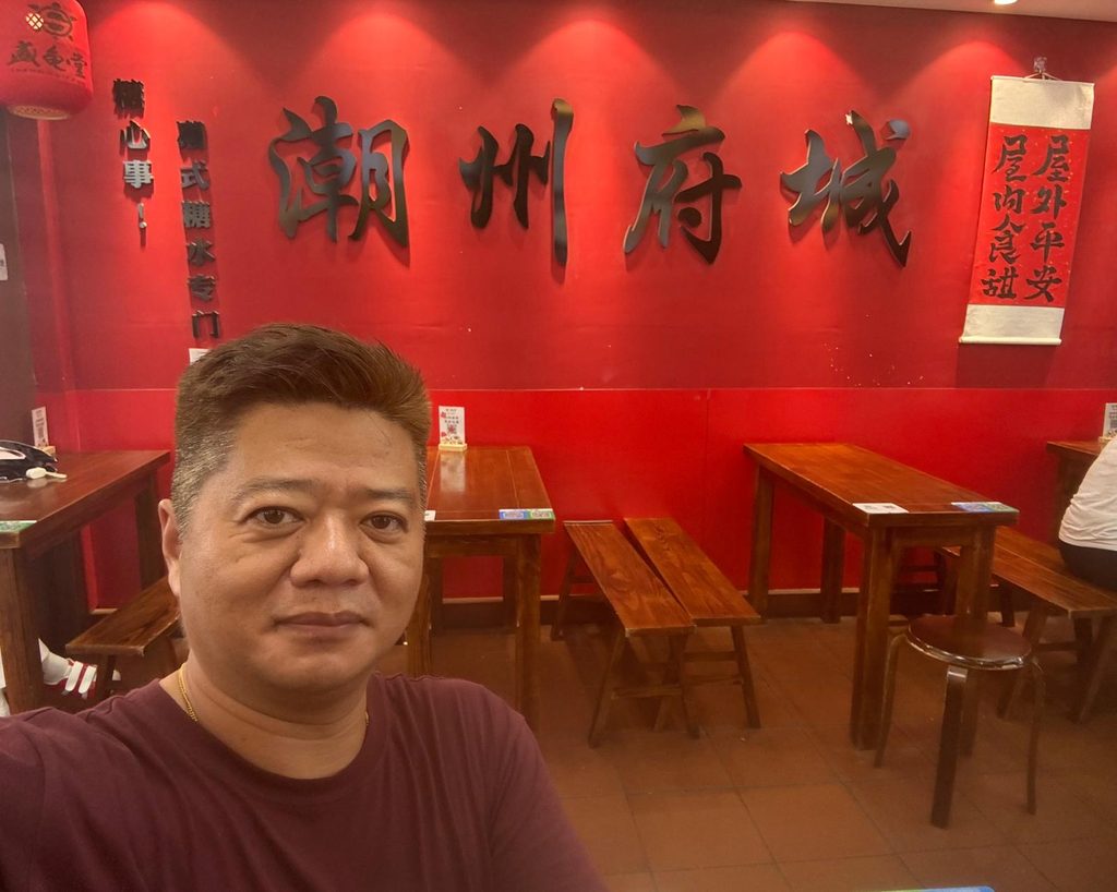 首次與顏文龍,亦即大家口中的龍Sir見面,是在今年的深井盂蘭勝會。那天,他忙着在隊伍中敲打鑼鼓。記者隨着隊伍起步,走到天地父母廟,再繞行深井一圈。沿途所見,足以感受到他們對盂蘭勝會的重視;但顯然,這份重視並不只停留於儀式本身。龍Sir對潮州文化的熱愛與純粹,早已藏在他的骨子裡。他願意花時間、心力,讓潮州文化被看見、被理解,也被更好地延續。而這份投入,與他的個人情感,以及一次深刻的文化覺醒,密不可分。