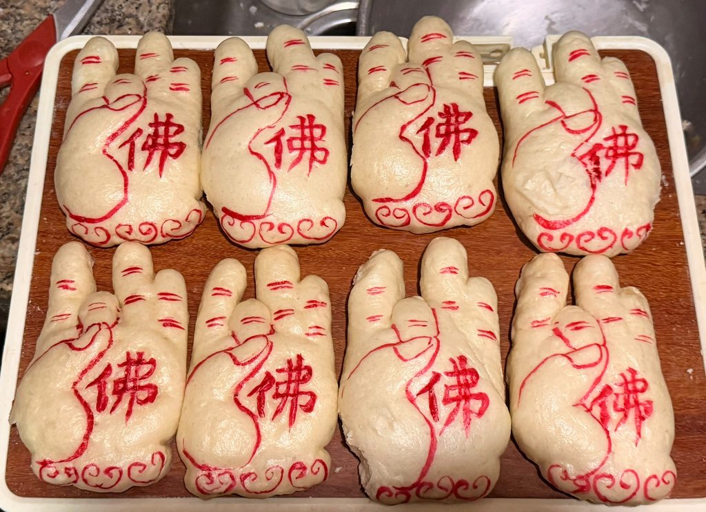 首次與顏文龍,亦即大家口中的龍Sir見面,是在今年的深井盂蘭勝會。那天,他忙着在隊伍中敲打鑼鼓。記者隨着隊伍起步,走到天地父母廟,再繞行深井一圈。沿途所見,足以感受到他們對盂蘭勝會的重視;但顯然,這份重視並不只停留於儀式本身。龍Sir對潮州文化的熱愛與純粹,早已藏在他的骨子裡。他願意花時間、心力,讓潮州文化被看見、被理解,也被更好地延續。而這份投入,與他的個人情感,以及一次深刻的文化覺醒,密不可分。
