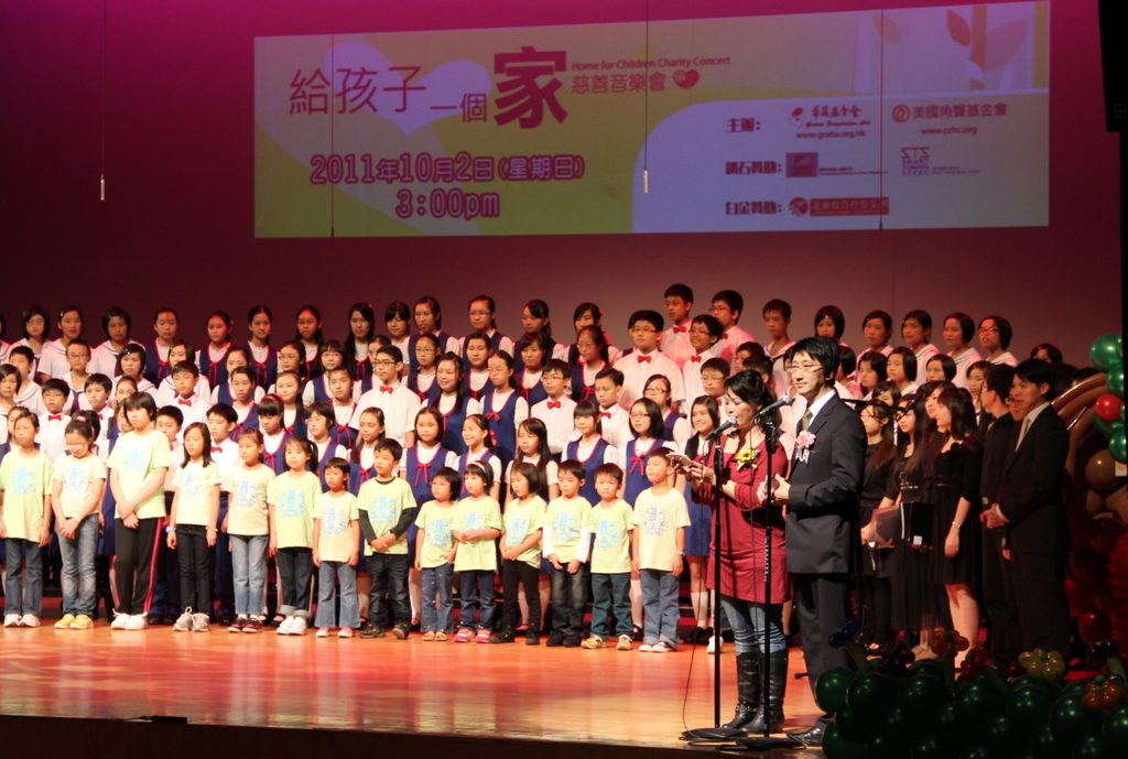 人生有時不是一早規劃好的直線,而是在一次次選擇、同行與被推動之間,慢慢走出方向。李建綱醫生回望自己由香港成長、到海外讀醫、再回到公立醫院服務的歷程,坦言這條路並非出於精密計劃。從一名不算特別出眾的學生,到成為腸胃科醫生;從醫院崗位走進偏遠鄉村,關心一群缺乏照顧的孩子;再到退休後仍繼續以醫學知識服務他人,他的人生故事,展現了一位醫者如何把專業化成承擔,也讓我們看見教育、機會與同行,足以改變一個人的生命軌跡。