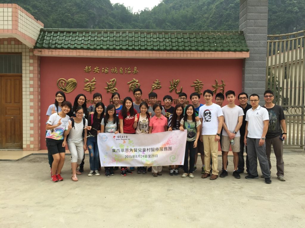 人生有時不是一早規劃好的直線,而是在一次次選擇、同行與被推動之間,慢慢走出方向。李建綱醫生回望自己由香港成長、到海外讀醫、再回到公立醫院服務的歷程,坦言這條路並非出於精密計劃。從一名不算特別出眾的學生,到成為腸胃科醫生;從醫院崗位走進偏遠鄉村,關心一群缺乏照顧的孩子;再到退休後仍繼續以醫學知識服務他人,他的人生故事,展現了一位醫者如何把專業化成承擔,也讓我們看見教育、機會與同行,足以改變一個人的生命軌跡。