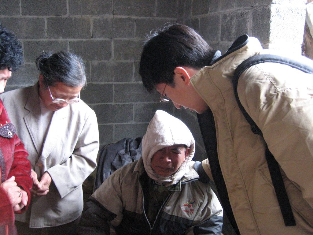 人生有時不是一早規劃好的直線,而是在一次次選擇、同行與被推動之間,慢慢走出方向。李建綱醫生回望自己由香港成長、到海外讀醫、再回到公立醫院服務的歷程,坦言這條路並非出於精密計劃。從一名不算特別出眾的學生,到成為腸胃科醫生;從醫院崗位走進偏遠鄉村,關心一群缺乏照顧的孩子;再到退休後仍繼續以醫學知識服務他人,他的人生故事,展現了一位醫者如何把專業化成承擔,也讓我們看見教育、機會與同行,足以改變一個人的生命軌跡。