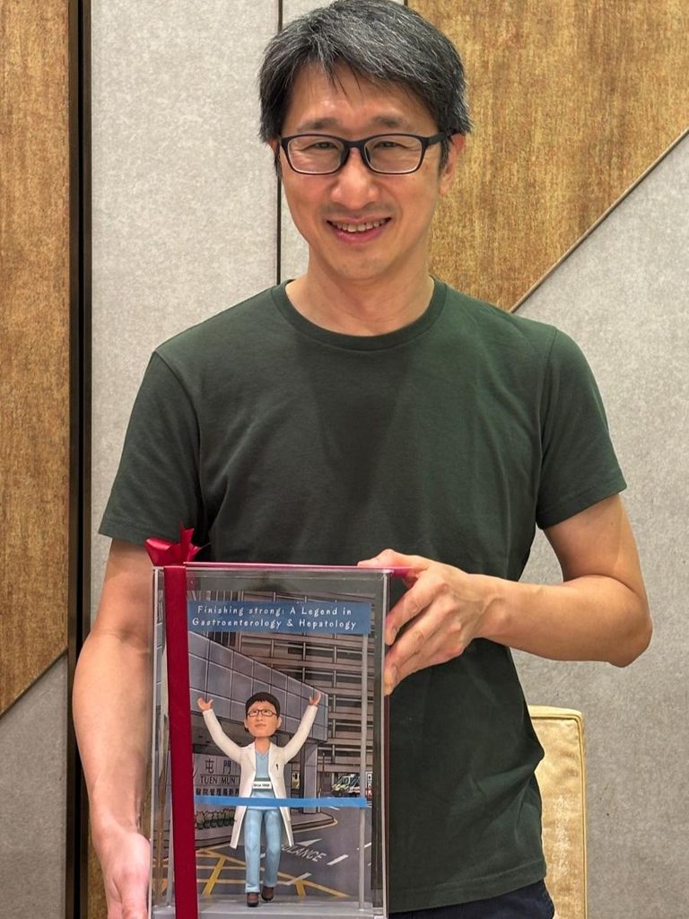 人生有時不是一早規劃好的直線,而是在一次次選擇、同行與被推動之間,慢慢走出方向。李建綱醫生回望自己由香港成長、到海外讀醫、再回到公立醫院服務的歷程,坦言這條路並非出於精密計劃。從一名不算特別出眾的學生,到成為腸胃科醫生;從醫院崗位走進偏遠鄉村,關心一群缺乏照顧的孩子;再到退休後仍繼續以醫學知識服務他人,他的人生故事,展現了一位醫者如何把專業化成承擔,也讓我們看見教育、機會與同行,足以改變一個人的生命軌跡。