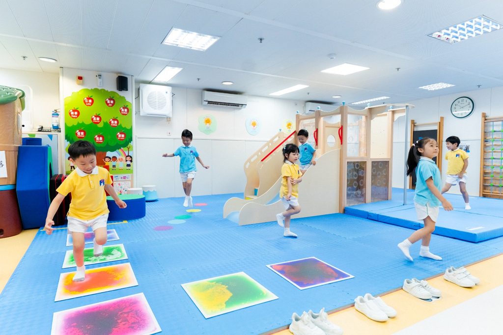 孩子走進幼稚園,很多時是第一次離開家庭,踏進一個小小的社會。對基督教樂道幼稚園何敏茵校長來說,幼兒教育從來不只是照顧孩子、教會知識,而是在零至六歲這段關鍵時期,讓孩子感受到被愛、被尊重,也學會尊重別人。