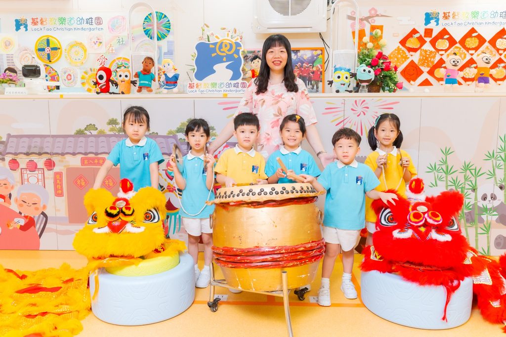 孩子走進幼稚園,很多時是第一次離開家庭,踏進一個小小的社會。對基督教樂道幼稚園何敏茵校長來說,幼兒教育從來不只是照顧孩子、教會知識,而是在零至六歲這段關鍵時期,讓孩子感受到被愛、被尊重,也學會尊重別人。