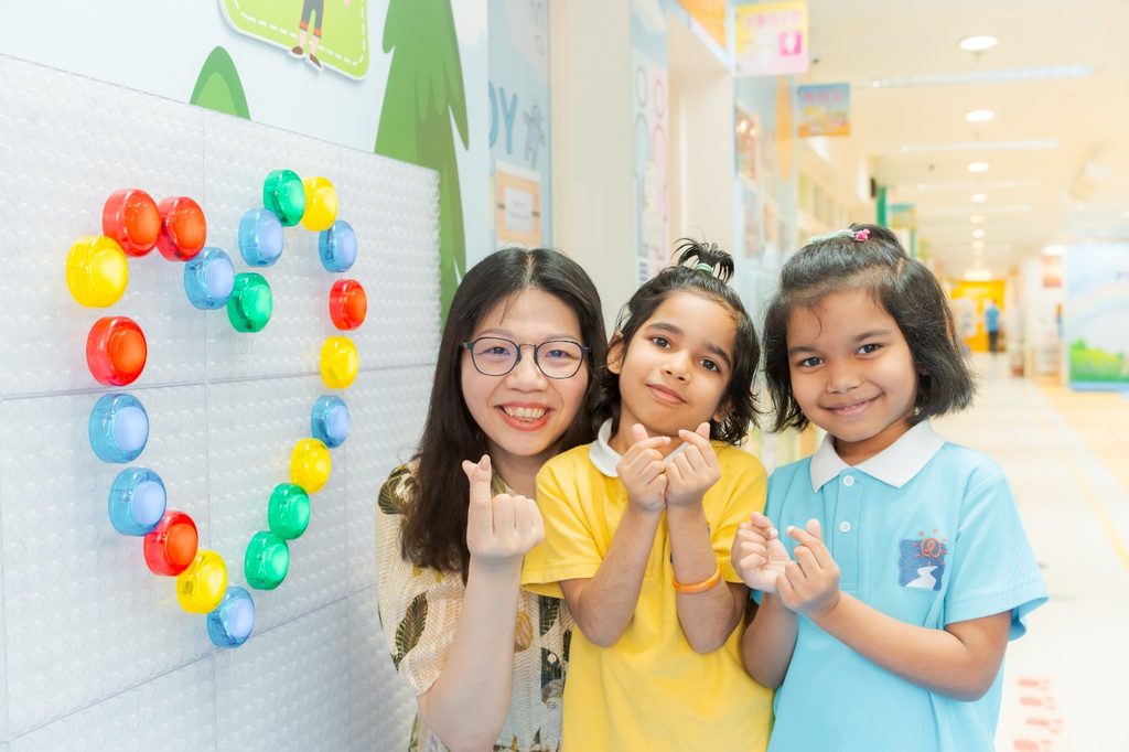 孩子走進幼稚園,很多時是第一次離開家庭,踏進一個小小的社會。對基督教樂道幼稚園何敏茵校長來說,幼兒教育從來不只是照顧孩子、教會知識,而是在零至六歲這段關鍵時期,讓孩子感受到被愛、被尊重,也學會尊重別人。