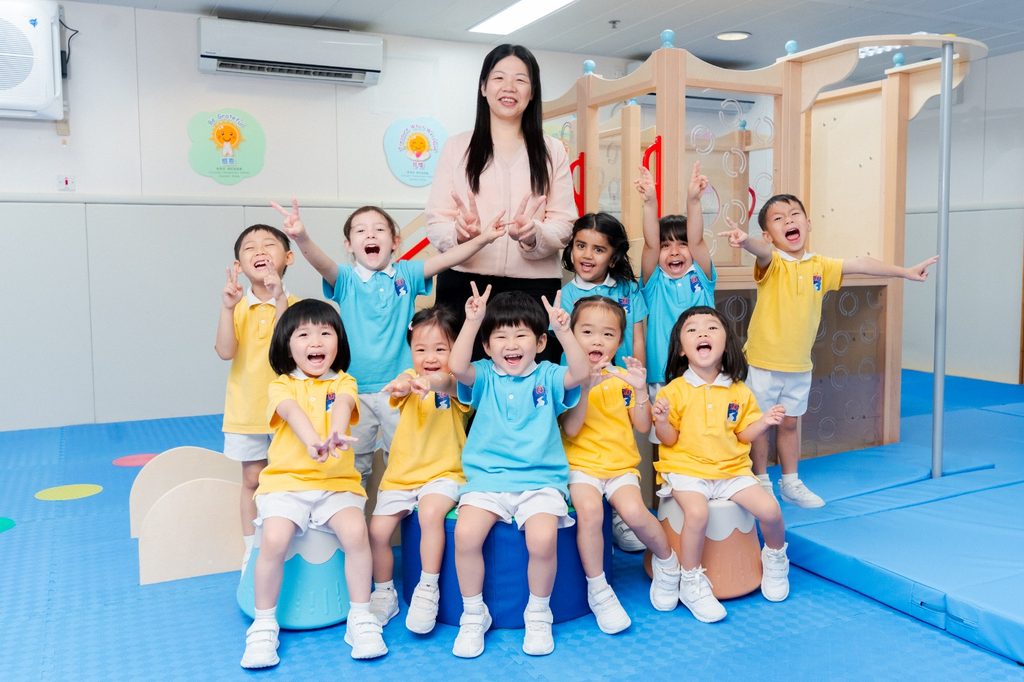 孩子走進幼稚園,很多時是第一次離開家庭,踏進一個小小的社會。對基督教樂道幼稚園何敏茵校長來說,幼兒教育從來不只是照顧孩子、教會知識,而是在零至六歲這段關鍵時期,讓孩子感受到被愛、被尊重,也學會尊重別人。