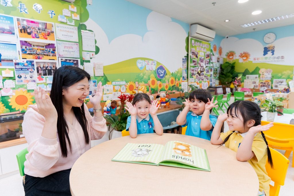 孩子走進幼稚園,很多時是第一次離開家庭,踏進一個小小的社會。對基督教樂道幼稚園何敏茵校長來說,幼兒教育從來不只是照顧孩子、教會知識,而是在零至六歲這段關鍵時期,讓孩子感受到被愛、被尊重,也學會尊重別人。