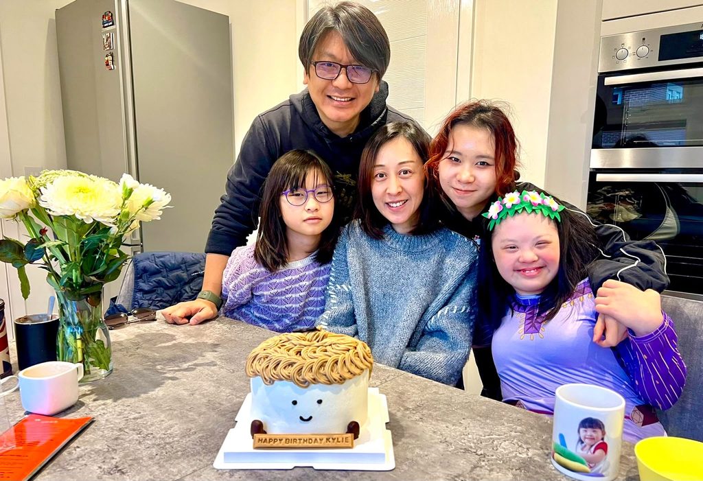每一個家庭踏上 SEN 照顧之路,都有自己的故事;而曾偉延 Jacob 的故事,始於父親這個身分。因為親身經歷,他明白家長尋找資源時的徬徨,也看見不少基層家庭在照顧壓力下苦苦支撐。這些經驗促使他創辦 OneSEN,希望為 SEN 家庭連結資訊、資源與同行者,讓家長在孩子成長的路上,不必獨自摸索。這是一位父親的生命經歷,也逐漸成為一場由家長出發、走向社會的教育行動。