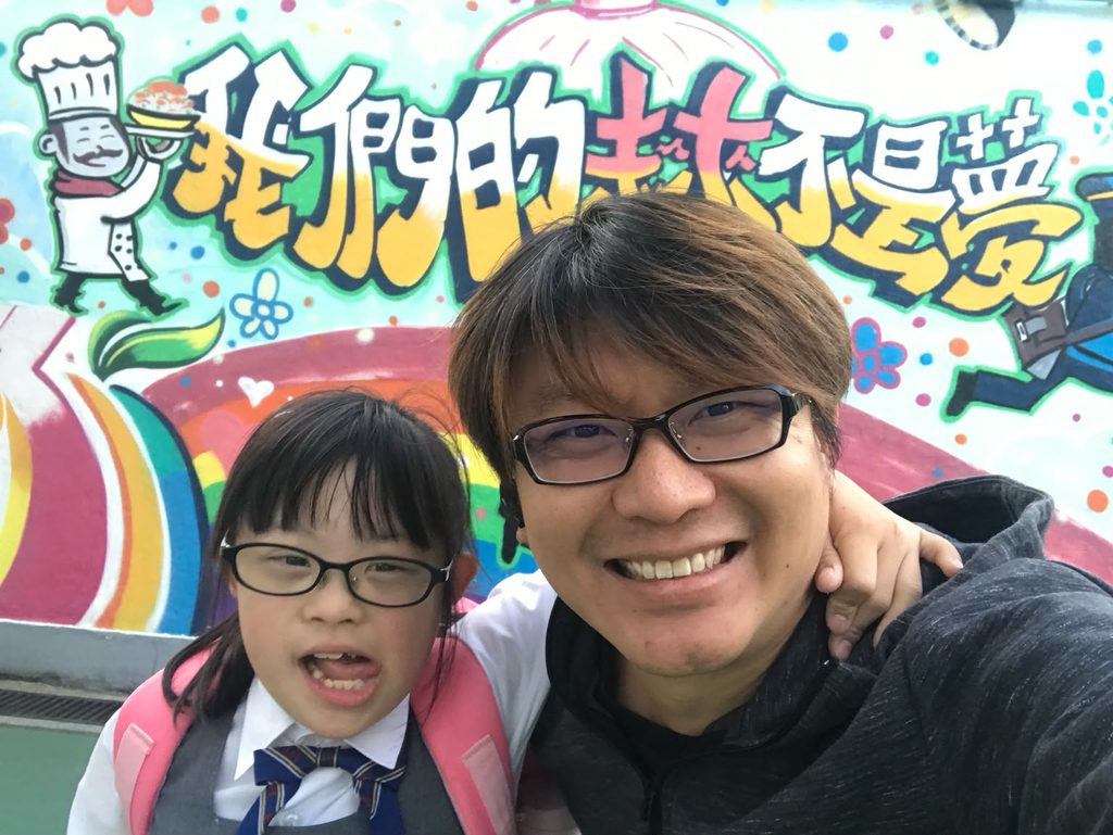 每一個家庭踏上 SEN 照顧之路,都有自己的故事;而曾偉延 Jacob 的故事,始於父親這個身分。因為親身經歷,他明白家長尋找資源時的徬徨,也看見不少基層家庭在照顧壓力下苦苦支撐。這些經驗促使他創辦 OneSEN,希望為 SEN 家庭連結資訊、資源與同行者,讓家長在孩子成長的路上,不必獨自摸索。這是一位父親的生命經歷,也逐漸成為一場由家長出發、走向社會的教育行動。