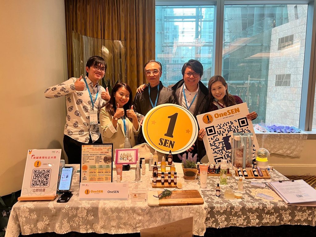 每一個家庭踏上 SEN 照顧之路,都有自己的故事;而曾偉延 Jacob 的故事,始於父親這個身分。因為親身經歷,他明白家長尋找資源時的徬徨,也看見不少基層家庭在照顧壓力下苦苦支撐。這些經驗促使他創辦 OneSEN,希望為 SEN 家庭連結資訊、資源與同行者,讓家長在孩子成長的路上,不必獨自摸索。這是一位父親的生命經歷,也逐漸成為一場由家長出發、走向社會的教育行動。