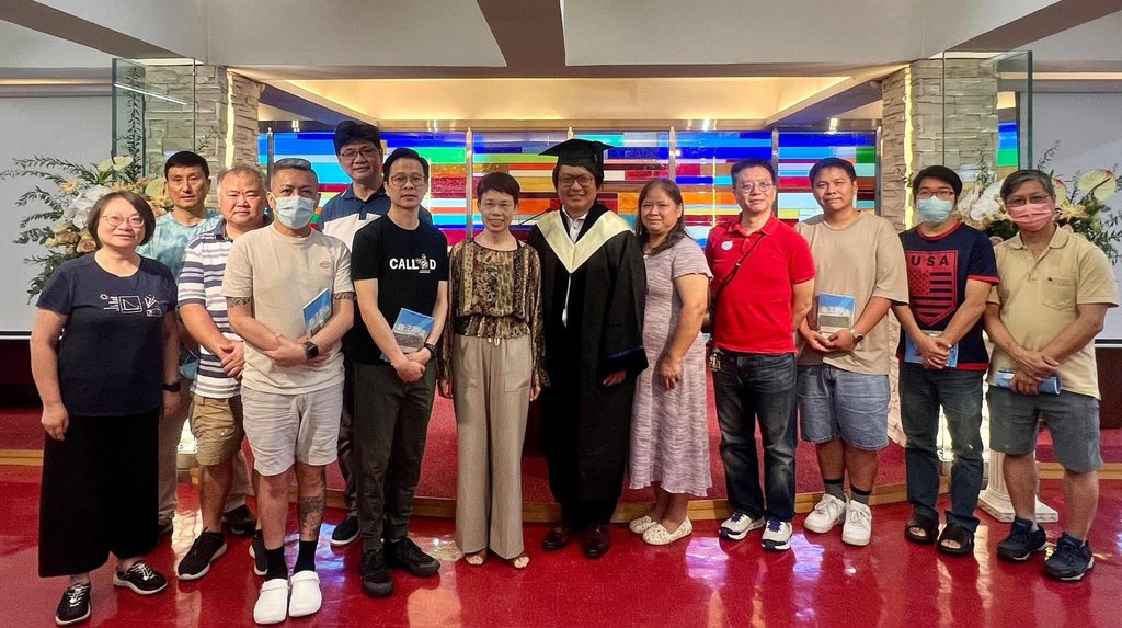 每一個家庭踏上 SEN 照顧之路,都有自己的故事;而曾偉延 Jacob 的故事,始於父親這個身分。因為親身經歷,他明白家長尋找資源時的徬徨,也看見不少基層家庭在照顧壓力下苦苦支撐。這些經驗促使他創辦 OneSEN,希望為 SEN 家庭連結資訊、資源與同行者,讓家長在孩子成長的路上,不必獨自摸索。這是一位父親的生命經歷,也逐漸成為一場由家長出發、走向社會的教育行動。