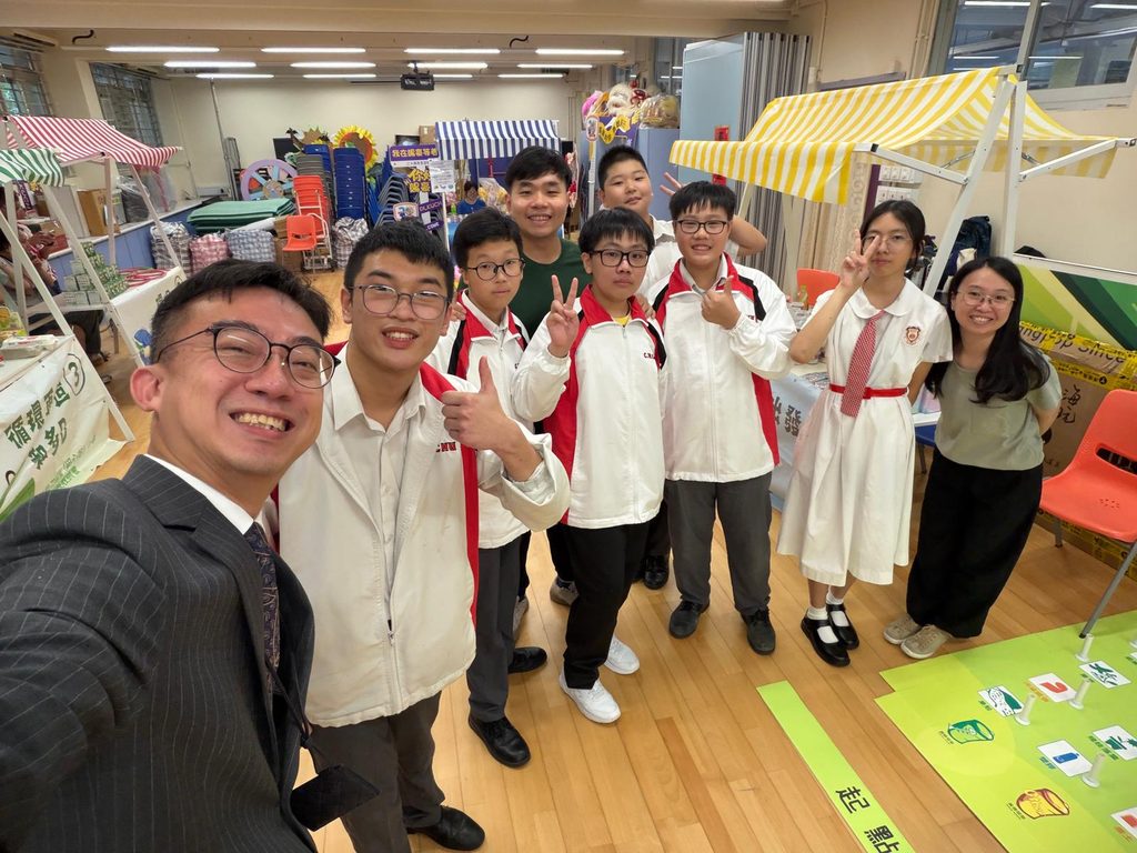 在升學競爭、成績排名與人生規劃都被不斷提前的年代,許多孩子很早便被推上既定跑道。可是,成長真的需要如此急促嗎?保良局朱敬文中學趙文浩校長的人生經歷,正好提供了另一種答案。他曾經不是一個立志成為老師的人,也曾在職場中跌跌撞撞;正因走過迷惘,他更明白孩子不必太早被定型。對趙校長而言,教育不是催促學生盡快成功,而是在秩序、紀律與機會之中,讓每個孩子慢慢認識自己、建立信心,最終找到屬於自己的方向。