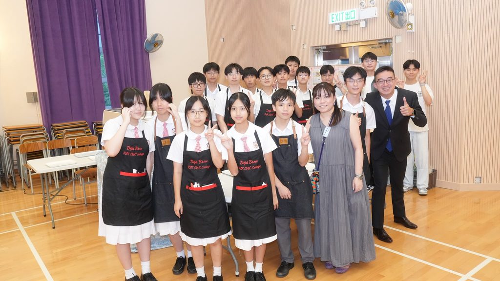 在升學競爭、成績排名與人生規劃都被不斷提前的年代,許多孩子很早便被推上既定跑道。可是,成長真的需要如此急促嗎?保良局朱敬文中學趙文浩校長的人生經歷,正好提供了另一種答案。他曾經不是一個立志成為老師的人,也曾在職場中跌跌撞撞;正因走過迷惘,他更明白孩子不必太早被定型。對趙校長而言,教育不是催促學生盡快成功,而是在秩序、紀律與機會之中,讓每個孩子慢慢認識自己、建立信心,最終找到屬於自己的方向。
