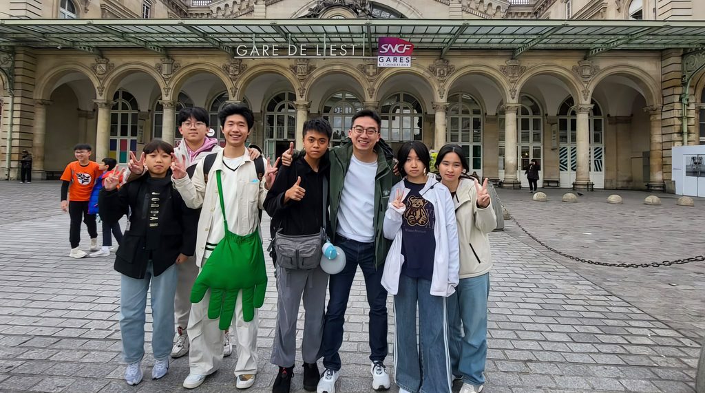 在升學競爭、成績排名與人生規劃都被不斷提前的年代,許多孩子很早便被推上既定跑道。可是,成長真的需要如此急促嗎?保良局朱敬文中學趙文浩校長的人生經歷,正好提供了另一種答案。他曾經不是一個立志成為老師的人,也曾在職場中跌跌撞撞;正因走過迷惘,他更明白孩子不必太早被定型。對趙校長而言,教育不是催促學生盡快成功,而是在秩序、紀律與機會之中,讓每個孩子慢慢認識自己、建立信心,最終找到屬於自己的方向。