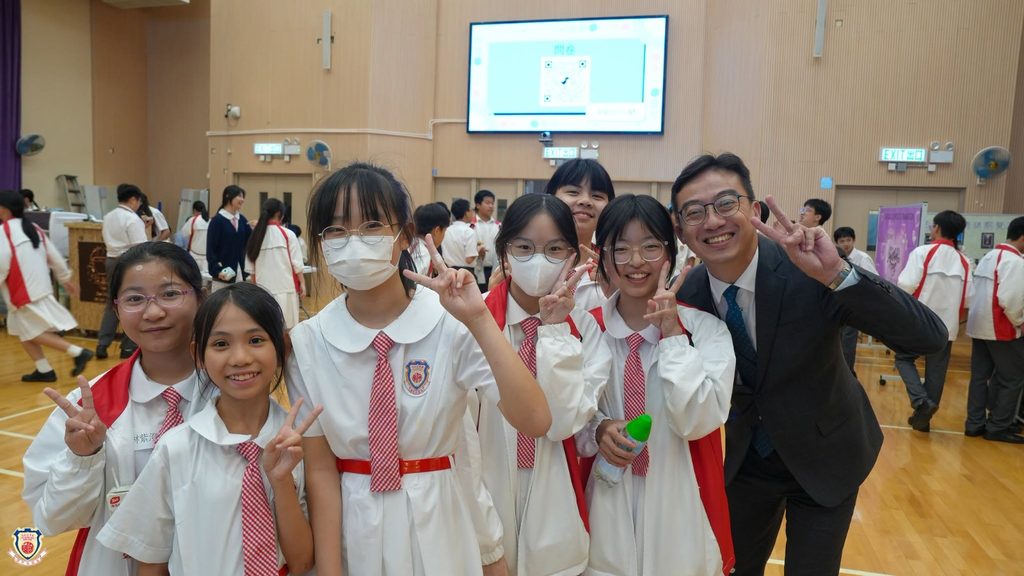 在升學競爭、成績排名與人生規劃都被不斷提前的年代,許多孩子很早便被推上既定跑道。可是,成長真的需要如此急促嗎?保良局朱敬文中學趙文浩校長的人生經歷,正好提供了另一種答案。他曾經不是一個立志成為老師的人,也曾在職場中跌跌撞撞;正因走過迷惘,他更明白孩子不必太早被定型。對趙校長而言,教育不是催促學生盡快成功,而是在秩序、紀律與機會之中,讓每個孩子慢慢認識自己、建立信心,最終找到屬於自己的方向。