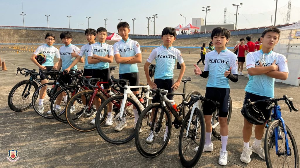 在升學競爭、成績排名與人生規劃都被不斷提前的年代,許多孩子很早便被推上既定跑道。可是,成長真的需要如此急促嗎?保良局朱敬文中學趙文浩校長的人生經歷,正好提供了另一種答案。他曾經不是一個立志成為老師的人,也曾在職場中跌跌撞撞;正因走過迷惘,他更明白孩子不必太早被定型。對趙校長而言,教育不是催促學生盡快成功,而是在秩序、紀律與機會之中,讓每個孩子慢慢認識自己、建立信心,最終找到屬於自己的方向。