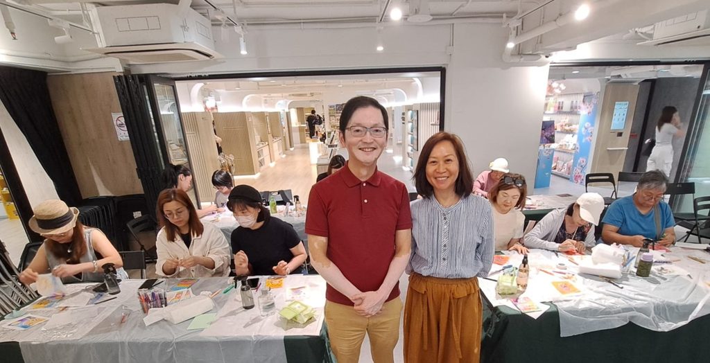 高寶彥先生 (James) 的人生經歷很豐富。年少時,他自言功課也未必做得好;幸好老師沒有輕易為他貼上標籤,仍然認真教導。中學畢業後,因家庭需要,他很早便投入社會,由基層工作做起,再靠自學進入資訊科技行業。從 computer operator、programmer trainee,到後來成為企業管理系統顧問,他一步一步用勤力和學習累積自己的道路。