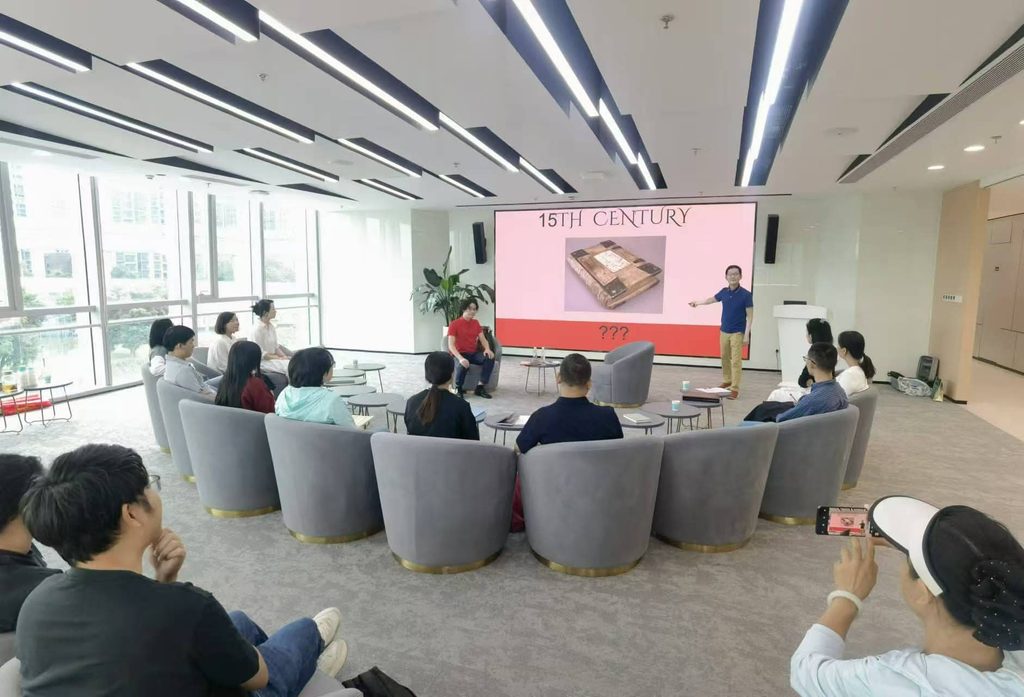 高寶彥先生 (James) 的人生經歷很豐富。年少時,他自言功課也未必做得好;幸好老師沒有輕易為他貼上標籤,仍然認真教導。中學畢業後,因家庭需要,他很早便投入社會,由基層工作做起,再靠自學進入資訊科技行業。從 computer operator、programmer trainee,到後來成為企業管理系統顧問,他一步一步用勤力和學習累積自己的道路。