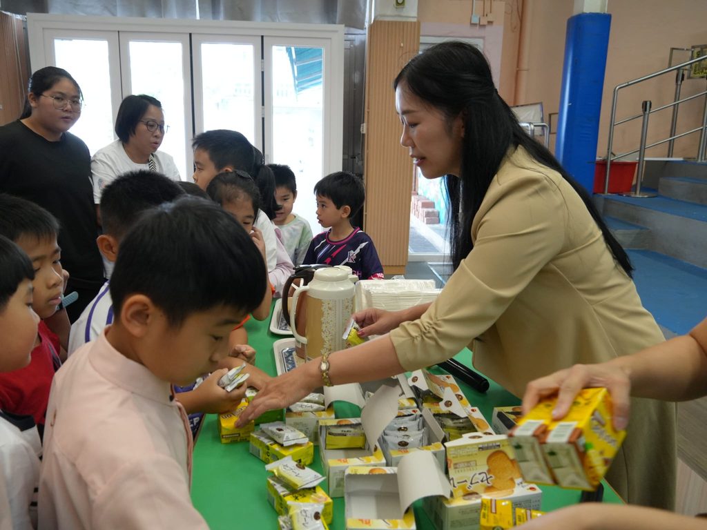 一所學校的故事,往往藏在最日常的片段裡。來到聖公會基愛小學後,司徒家盈校長留意的,是學生有沒有好好吃飯、孩子早上是否願意回應一聲問候、老師能否在忙碌中得到一點喘息、家長能否感到學校明白他們的需要。從一餐飯、一聲早晨、一張生日相,到一份鼓勵親子同樂的桌上遊戲,這篇專訪記錄的,是一位校長如何在細節中實踐教育。