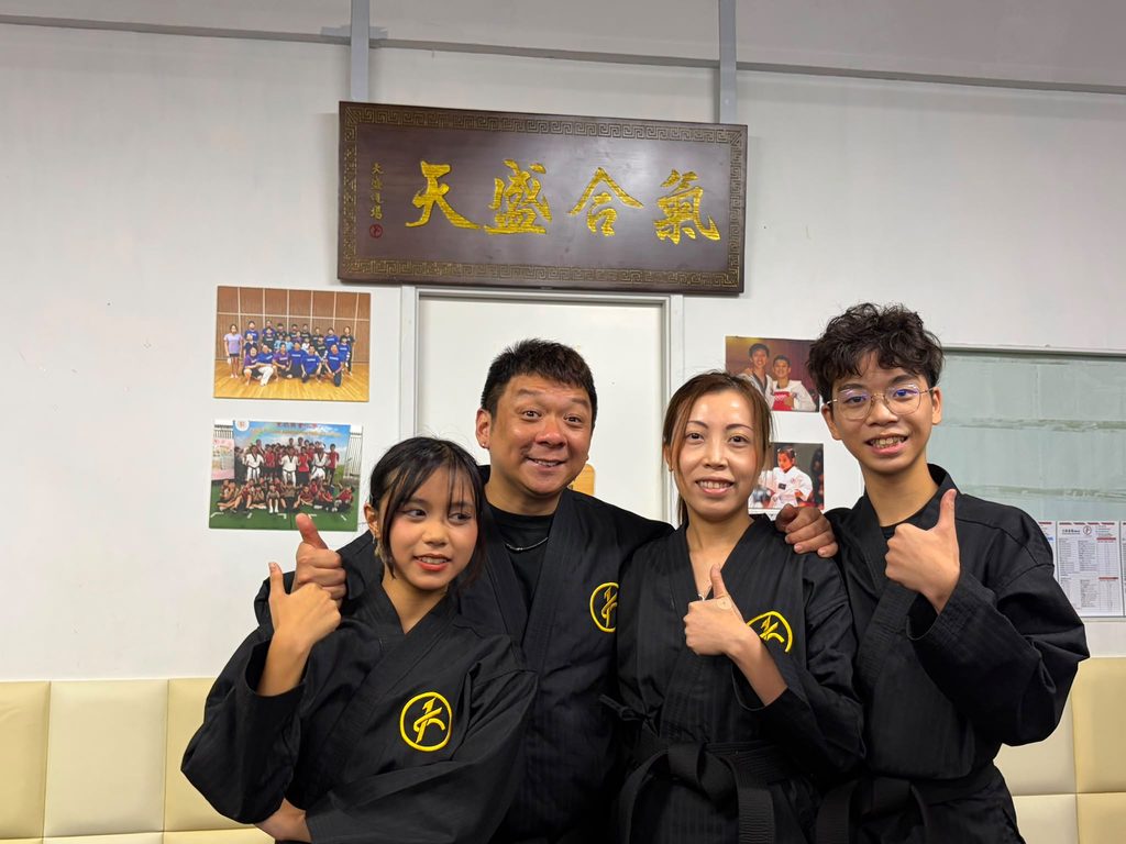 有些孩子精力旺盛，總是停不下來；有些孩子不擅長用成績證明自己，卻在一次次訓練中找到自信。張滿榮教練滿Sir創立天盛道場，陪伴不同能力的孩子在合氣道中學習跌倒、站起、合作和突破。多年來，道場由SEN班、少數族裔班一步步走到競技舞台，更培育出多位中國香港合氣道代表隊隊員。這個故事不只關於武術，更關於相信自己可以，也相信別人可以。