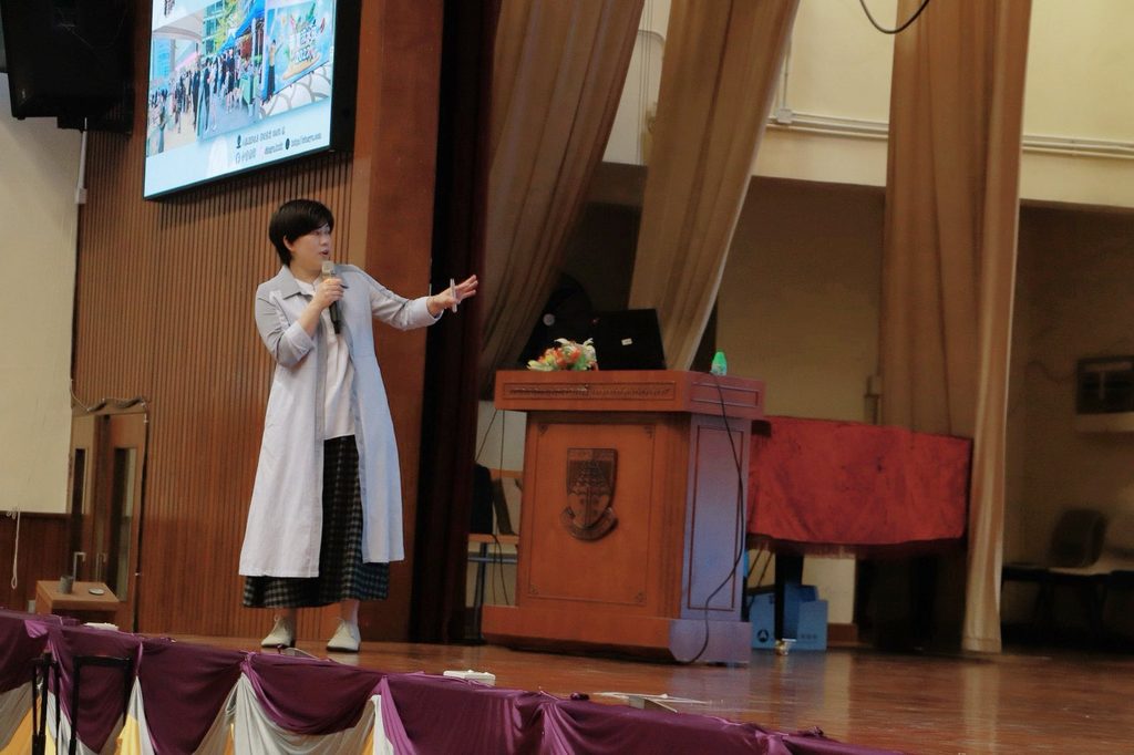 盧嘉雯，更多人熟悉她的筆名小書。這個名字，是她與學生、讀者和學校之間一個親切的稱呼。她曾是中學及小學教師，也做過活動策劃人、作家和講者；如今以自由工作者身份走進不同學校，帶領學生寫作、園藝治療、正念編織，也向家長分享情緒與親子溝通。小書的教育路沒有停留在傳統課室之內，卻一直沒有離開孩子。