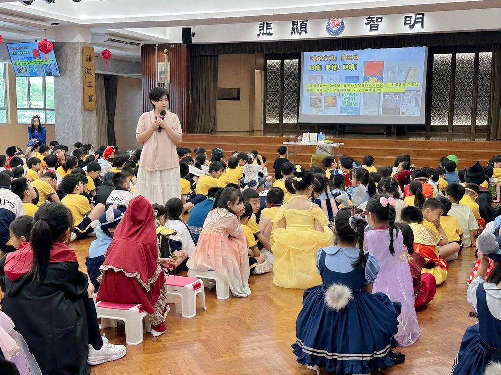 盧嘉雯，更多人熟悉她的筆名小書。這個名字，是她與學生、讀者和學校之間一個親切的稱呼。她曾是中學及小學教師，也做過活動策劃人、作家和講者；如今以自由工作者身份走進不同學校，帶領學生寫作、園藝治療、正念編織，也向家長分享情緒與親子溝通。小書的教育路沒有停留在傳統課室之內，卻一直沒有離開孩子。