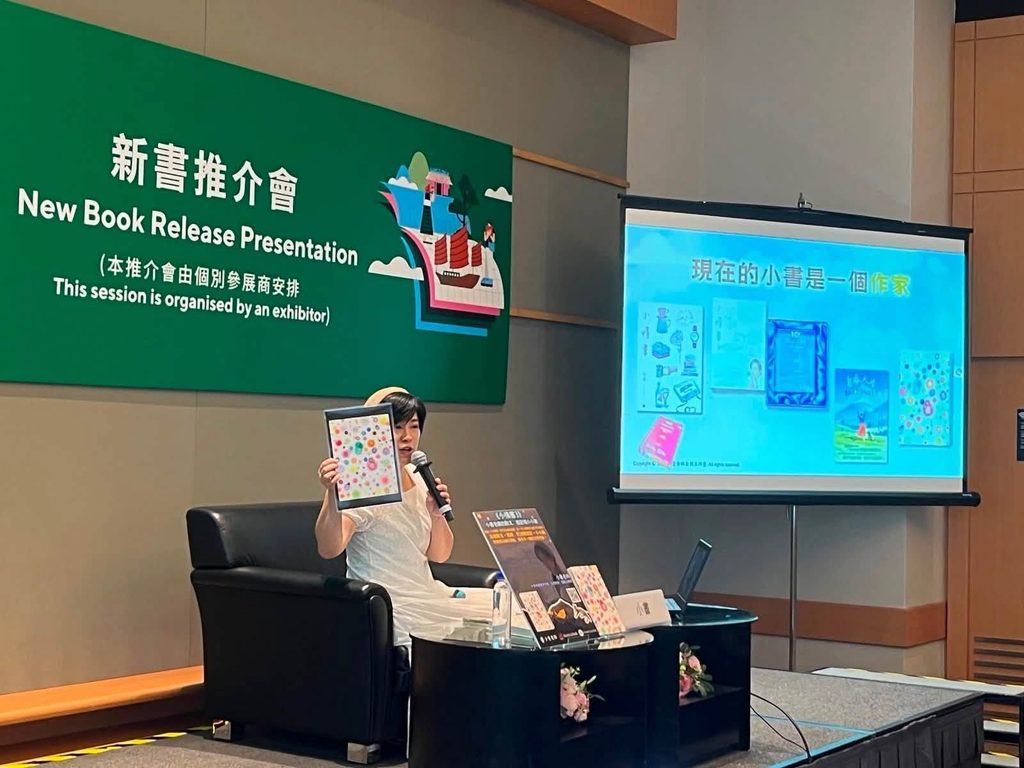 盧嘉雯，更多人熟悉她的筆名小書。這個名字，是她與學生、讀者和學校之間一個親切的稱呼。她曾是中學及小學教師，也做過活動策劃人、作家和講者；如今以自由工作者身份走進不同學校，帶領學生寫作、園藝治療、正念編織，也向家長分享情緒與親子溝通。小書的教育路沒有停留在傳統課室之內，卻一直沒有離開孩子。