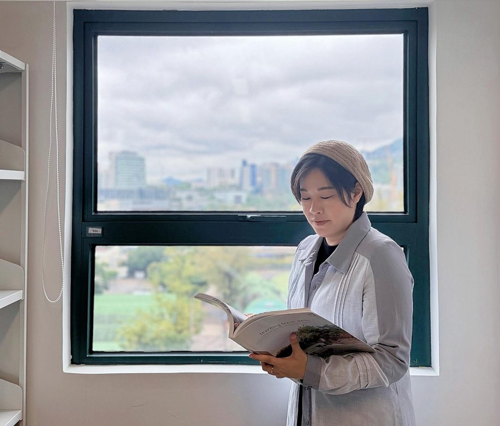 盧嘉雯，更多人熟悉她的筆名小書。這個名字，是她與學生、讀者和學校之間一個親切的稱呼。她曾是中學及小學教師，也做過活動策劃人、作家和講者；如今以自由工作者身份走進不同學校，帶領學生寫作、園藝治療、正念編織，也向家長分享情緒與親子溝通。小書的教育路沒有停留在傳統課室之內，卻一直沒有離開孩子。
