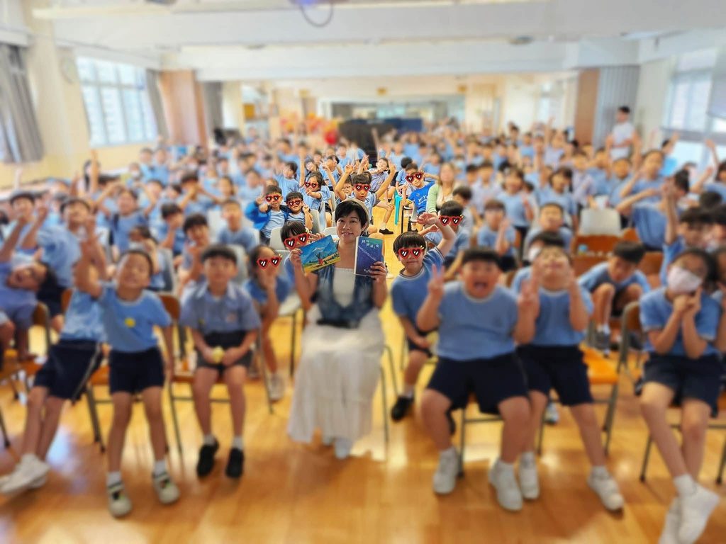 盧嘉雯，更多人熟悉她的筆名小書。這個名字，是她與學生、讀者和學校之間一個親切的稱呼。她曾是中學及小學教師，也做過活動策劃人、作家和講者；如今以自由工作者身份走進不同學校，帶領學生寫作、園藝治療、正念編織，也向家長分享情緒與親子溝通。小書的教育路沒有停留在傳統課室之內，卻一直沒有離開孩子。