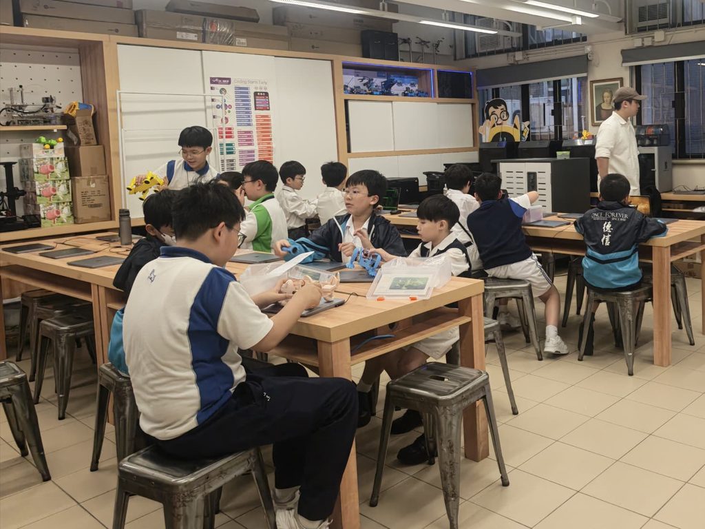 熊天貺 Silas 的世界，常常由一顆小小摩打開始。摩打一轉，孩子眼前的作品便有了動作；程式一跑，原本安靜的機械人開始行路、發聲、閃動。這些在工程師眼中熟悉不過的電子零件，到了 Silas 手上，卻成了小學生理解科技的入口。他相信，STEM 不應只是課本上的概念，也不只是比賽場上的名次，而是讓孩子親手試、親眼看、親自改，從失敗與成功之間學會思考。