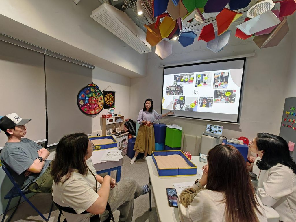 在香港,不少孩子很早便學會面對面試、測驗、功課與升學壓力,家長也往往在愛與焦慮之間拉扯。彭敏怡 Mandy 創辦童您Play,正是從這份親身經歷走來。她曾在投資銀行工作十多年,其後任職對沖基金營運經理多年,人生原本沿着金融專業的路向前走。直到成為兩個女兒的母親,她才真正意識到,孩子最需要的,不一定是更快、更好、更高的表現,而是被理解、被接住、被聽見。