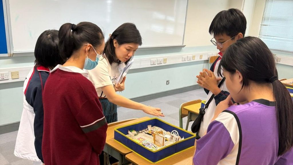 在香港,不少孩子很早便學會面對面試、測驗、功課與升學壓力,家長也往往在愛與焦慮之間拉扯。彭敏怡 Mandy 創辦童您Play,正是從這份親身經歷走來。她曾在投資銀行工作十多年,其後任職對沖基金營運經理多年,人生原本沿着金融專業的路向前走。直到成為兩個女兒的母親,她才真正意識到,孩子最需要的,不一定是更快、更好、更高的表現,而是被理解、被接住、被聽見。