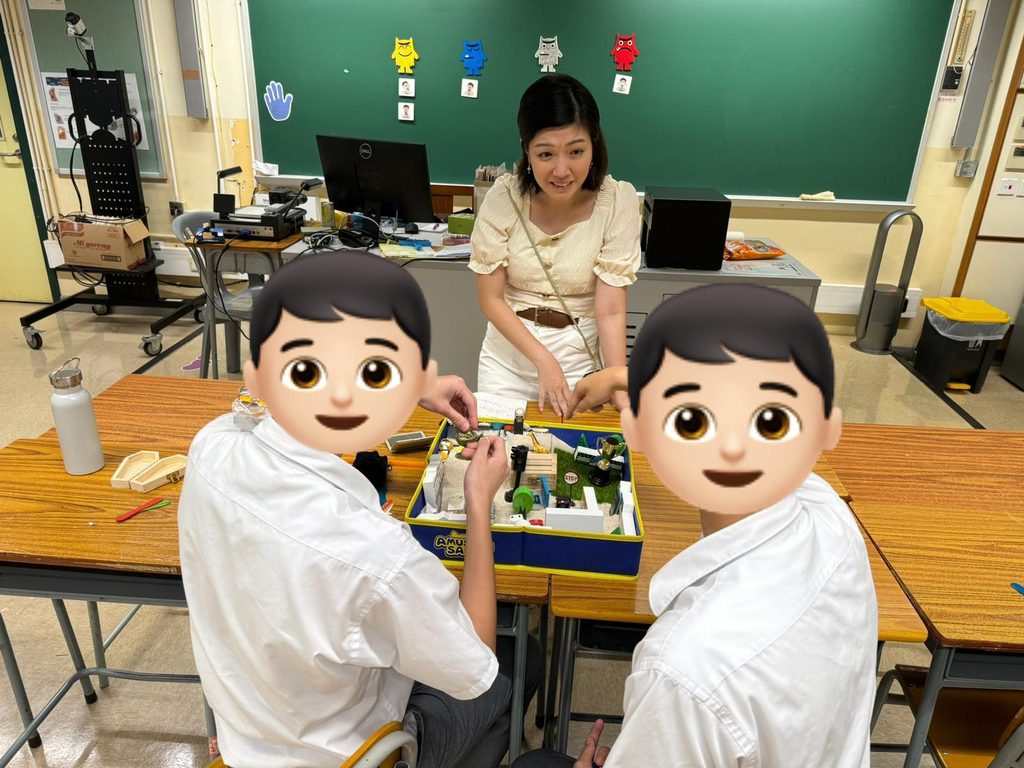 在香港,不少孩子很早便學會面對面試、測驗、功課與升學壓力,家長也往往在愛與焦慮之間拉扯。彭敏怡 Mandy 創辦童您Play,正是從這份親身經歷走來。她曾在投資銀行工作十多年,其後任職對沖基金營運經理多年,人生原本沿着金融專業的路向前走。直到成為兩個女兒的母親,她才真正意識到,孩子最需要的,不一定是更快、更好、更高的表現,而是被理解、被接住、被聽見。
