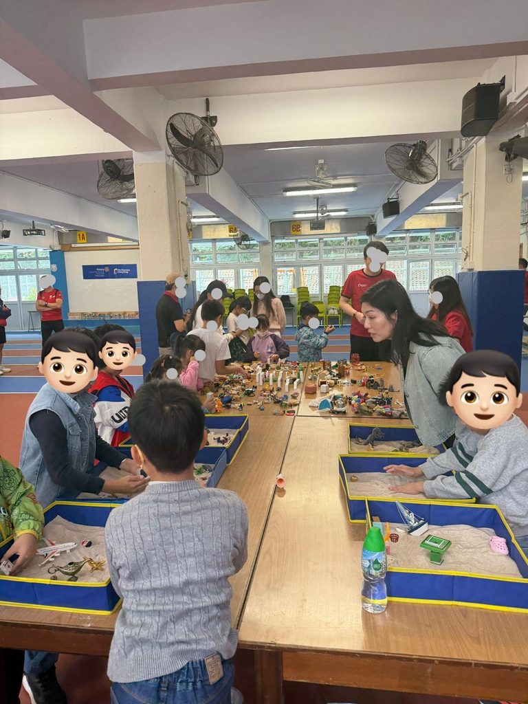 在香港,不少孩子很早便學會面對面試、測驗、功課與升學壓力,家長也往往在愛與焦慮之間拉扯。彭敏怡 Mandy 創辦童您Play,正是從這份親身經歷走來。她曾在投資銀行工作十多年,其後任職對沖基金營運經理多年,人生原本沿着金融專業的路向前走。直到成為兩個女兒的母親,她才真正意識到,孩子最需要的,不一定是更快、更好、更高的表現,而是被理解、被接住、被聽見。