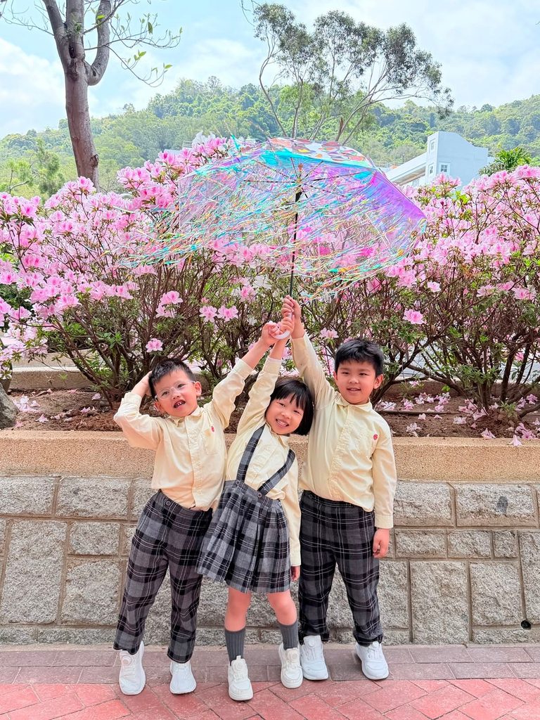 在保良局田家炳幼稚園,梁瑞瑤校長重視的不只是課室裡的孩子,也包括每天接送學生的司機叔叔、在校園不同角落默默照顧孩子的姨姨。這些平日未必站在教育工作的最前線,卻在孩子每天的校園生活中承擔著重要角色。校長一天不上班,學校仍然可以運作;但如果少了司機叔叔或姨姨,孩子日常的安全感和秩序便會受到影響。對梁校長而言,一所學校從來不是只靠校長或老師完成,而是一個彼此承托、環環相扣的群體。這種對人的重視,也成為她教育信念的一部分。教育不是把孩子放進同一個框架,而是讓每一個人都被看見,每一個孩子都有機會被發掘。