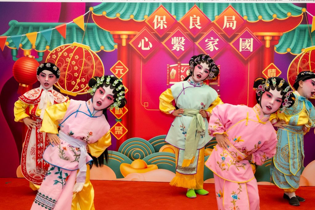 在保良局田家炳幼稚園,梁瑞瑤校長重視的不只是課室裡的孩子,也包括每天接送學生的司機叔叔、在校園不同角落默默照顧孩子的姨姨。這些平日未必站在教育工作的最前線,卻在孩子每天的校園生活中承擔著重要角色。校長一天不上班,學校仍然可以運作;但如果少了司機叔叔或姨姨,孩子日常的安全感和秩序便會受到影響。對梁校長而言,一所學校從來不是只靠校長或老師完成,而是一個彼此承托、環環相扣的群體。這種對人的重視,也成為她教育信念的一部分。教育不是把孩子放進同一個框架,而是讓每一個人都被看見,每一個孩子都有機會被發掘。