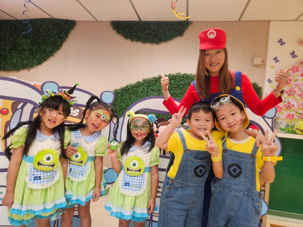 在保良局田家炳幼稚園,梁瑞瑤校長重視的不只是課室裡的孩子,也包括每天接送學生的司機叔叔、在校園不同角落默默照顧孩子的姨姨。這些平日未必站在教育工作的最前線,卻在孩子每天的校園生活中承擔著重要角色。校長一天不上班,學校仍然可以運作;但如果少了司機叔叔或姨姨,孩子日常的安全感和秩序便會受到影響。對梁校長而言,一所學校從來不是只靠校長或老師完成,而是一個彼此承托、環環相扣的群體。這種對人的重視,也成為她教育信念的一部分。教育不是把孩子放進同一個框架,而是讓每一個人都被看見,每一個孩子都有機會被發掘。