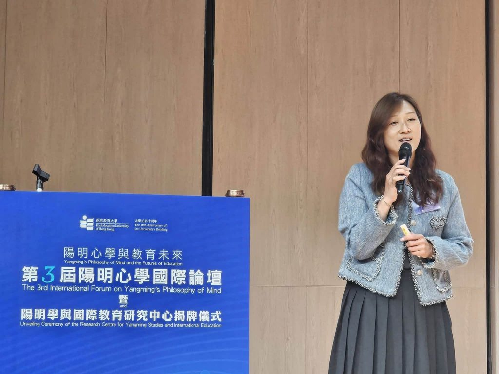 在保良局田家炳幼稚園,梁瑞瑤校長重視的不只是課室裡的孩子,也包括每天接送學生的司機叔叔、在校園不同角落默默照顧孩子的姨姨。這些平日未必站在教育工作的最前線,卻在孩子每天的校園生活中承擔著重要角色。校長一天不上班,學校仍然可以運作;但如果少了司機叔叔或姨姨,孩子日常的安全感和秩序便會受到影響。對梁校長而言,一所學校從來不是只靠校長或老師完成,而是一個彼此承托、環環相扣的群體。這種對人的重視,也成為她教育信念的一部分。教育不是把孩子放進同一個框架,而是讓每一個人都被看見,每一個孩子都有機會被發掘。