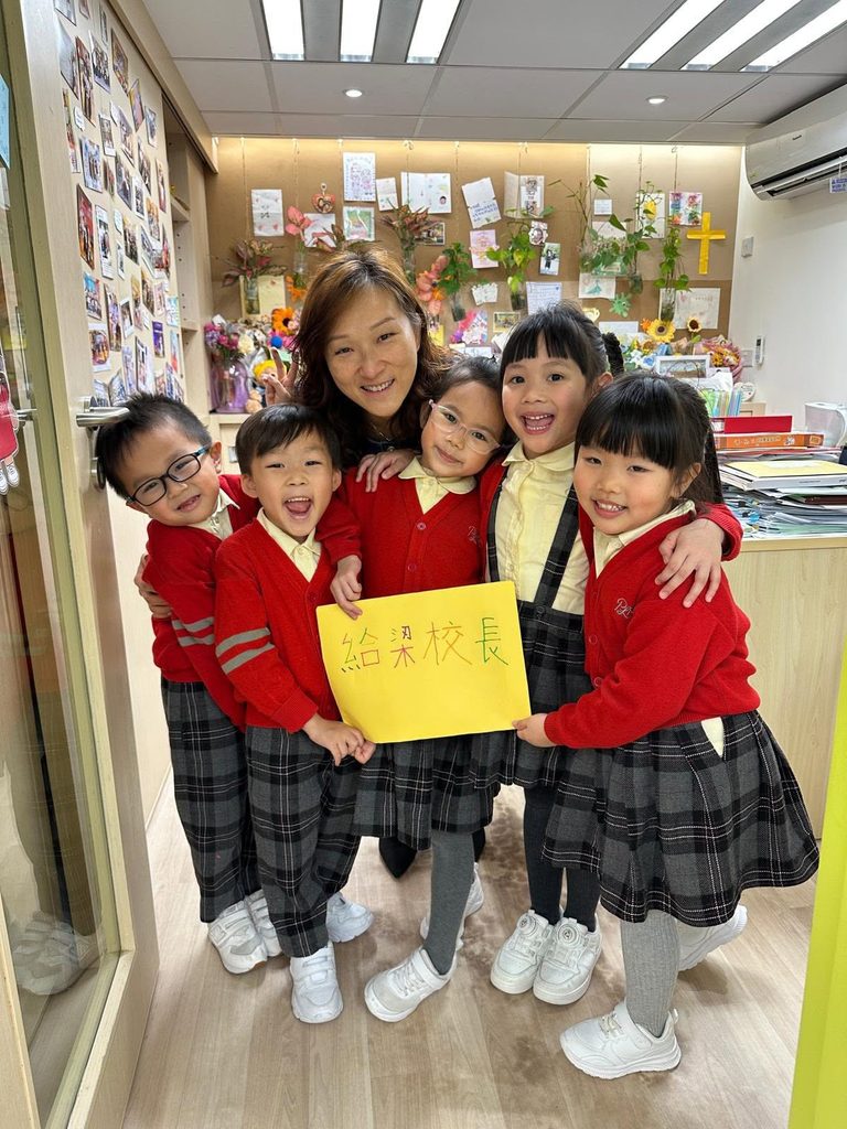 在保良局田家炳幼稚園,梁瑞瑤校長重視的不只是課室裡的孩子,也包括每天接送學生的司機叔叔、在校園不同角落默默照顧孩子的姨姨。這些平日未必站在教育工作的最前線,卻在孩子每天的校園生活中承擔著重要角色。校長一天不上班,學校仍然可以運作;但如果少了司機叔叔或姨姨,孩子日常的安全感和秩序便會受到影響。對梁校長而言,一所學校從來不是只靠校長或老師完成,而是一個彼此承托、環環相扣的群體。這種對人的重視,也成為她教育信念的一部分。教育不是把孩子放進同一個框架,而是讓每一個人都被看見,每一個孩子都有機會被發掘。