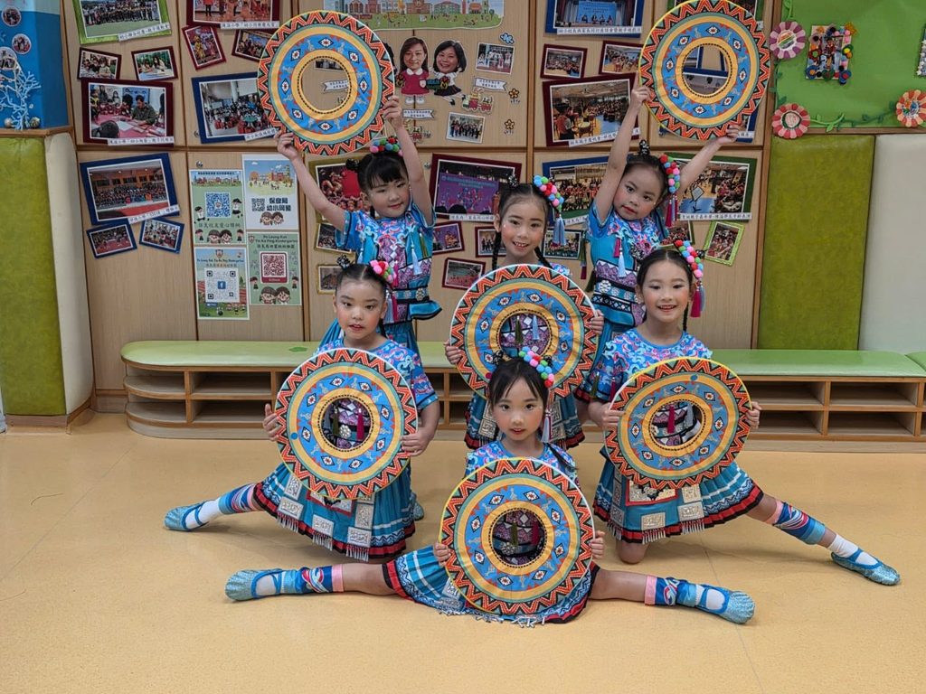 在保良局田家炳幼稚園,梁瑞瑤校長重視的不只是課室裡的孩子,也包括每天接送學生的司機叔叔、在校園不同角落默默照顧孩子的姨姨。這些平日未必站在教育工作的最前線,卻在孩子每天的校園生活中承擔著重要角色。校長一天不上班,學校仍然可以運作;但如果少了司機叔叔或姨姨,孩子日常的安全感和秩序便會受到影響。對梁校長而言,一所學校從來不是只靠校長或老師完成,而是一個彼此承托、環環相扣的群體。這種對人的重視,也成為她教育信念的一部分。教育不是把孩子放進同一個框架,而是讓每一個人都被看見,每一個孩子都有機會被發掘。