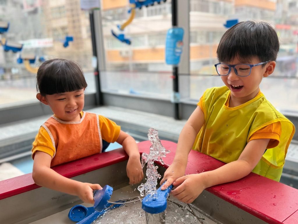 在保良局田家炳幼稚園,梁瑞瑤校長重視的不只是課室裡的孩子,也包括每天接送學生的司機叔叔、在校園不同角落默默照顧孩子的姨姨。這些平日未必站在教育工作的最前線,卻在孩子每天的校園生活中承擔著重要角色。校長一天不上班,學校仍然可以運作;但如果少了司機叔叔或姨姨,孩子日常的安全感和秩序便會受到影響。對梁校長而言,一所學校從來不是只靠校長或老師完成,而是一個彼此承托、環環相扣的群體。這種對人的重視,也成為她教育信念的一部分。教育不是把孩子放進同一個框架,而是讓每一個人都被看見,每一個孩子都有機會被發掘。