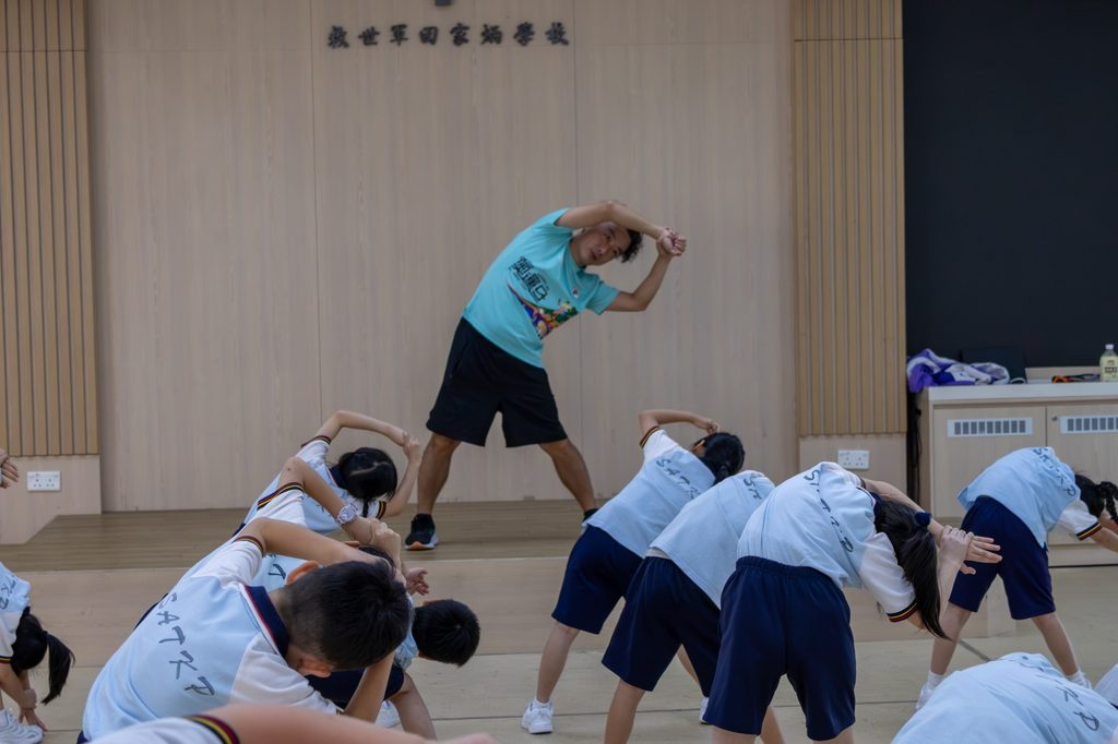 李安迪校長走進教育,不是一個偶然的選擇。成長路上,他早已在父親身上看見教師這份工作的意義。父親也是老師,曾任教於一所學生背景較複雜的學校。小時候,李校長常跟父親外出,偶爾遇上已長大的舊生,他們總會上前道謝,說起當年若不是老師嚴格提醒、及時扶持,人生可能已走向另一個方向。