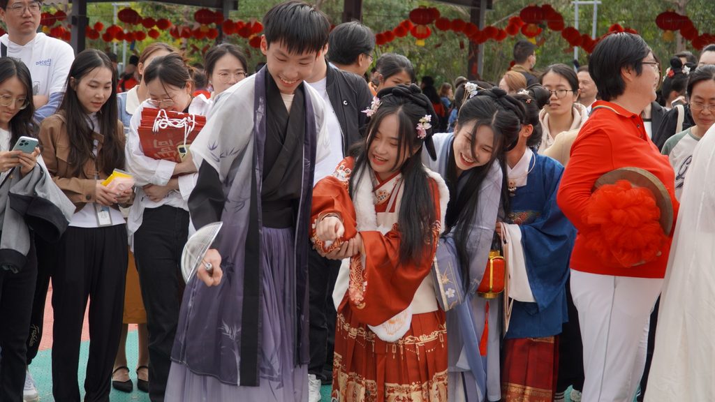 在鐘聲慈善社胡陳金枝中學，黎金志老師（黎Sir）多年來面對的是一群正在成長、尋找位置的年輕人。對他而言，教育不只是課堂內的知識傳遞，也不只是考試成績的累積，更重要的是學生能否在學校裏經歷一些原本不屬於自己的生活，從中學會觀察、同理和思考。
