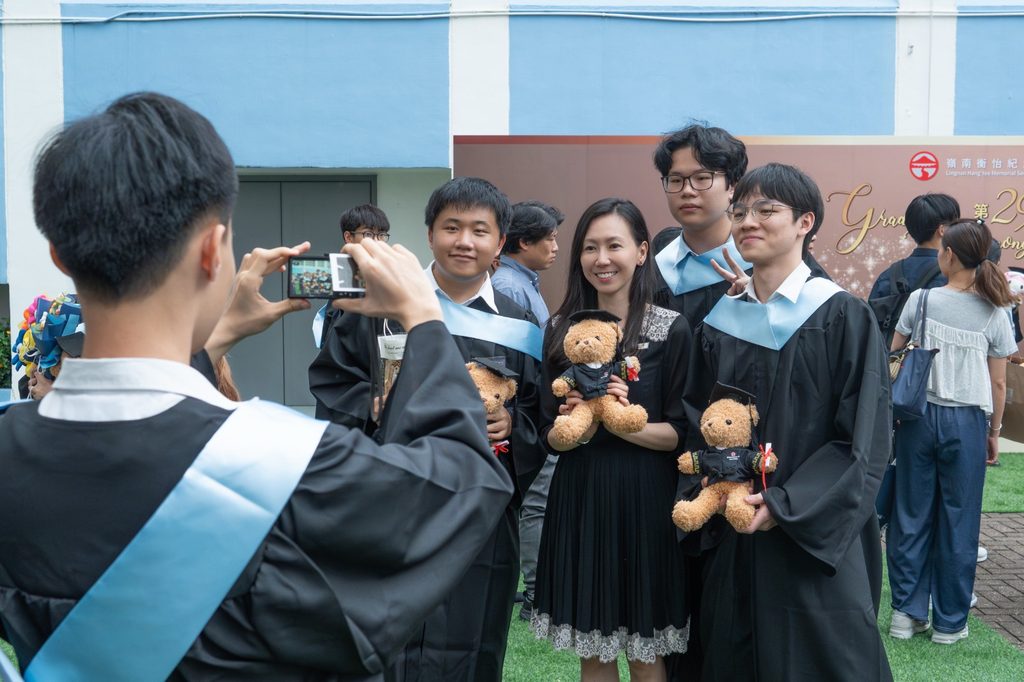有人在台前引領方向,也有人在幕後把理念化為可運作、可感受、可延續的日常。嶺南衡怡紀念中學的邱虹虹老師,正是其中一位默默把事情做到極致的人。她不常站在鎂光燈下,卻甘於花時間處理繁複而關鍵的幕後工作。比起讓自己成為焦點,她更在意學校的理念能否被理解、團隊的努力能否被看見。她所做的一切,從不為了贏得掌聲,而是因為對學校有益、對同事有助、對學生有意義。這些付出或許不易被察覺,卻在日常的運作中,一點一滴累積成推動學校前行的核心力量。