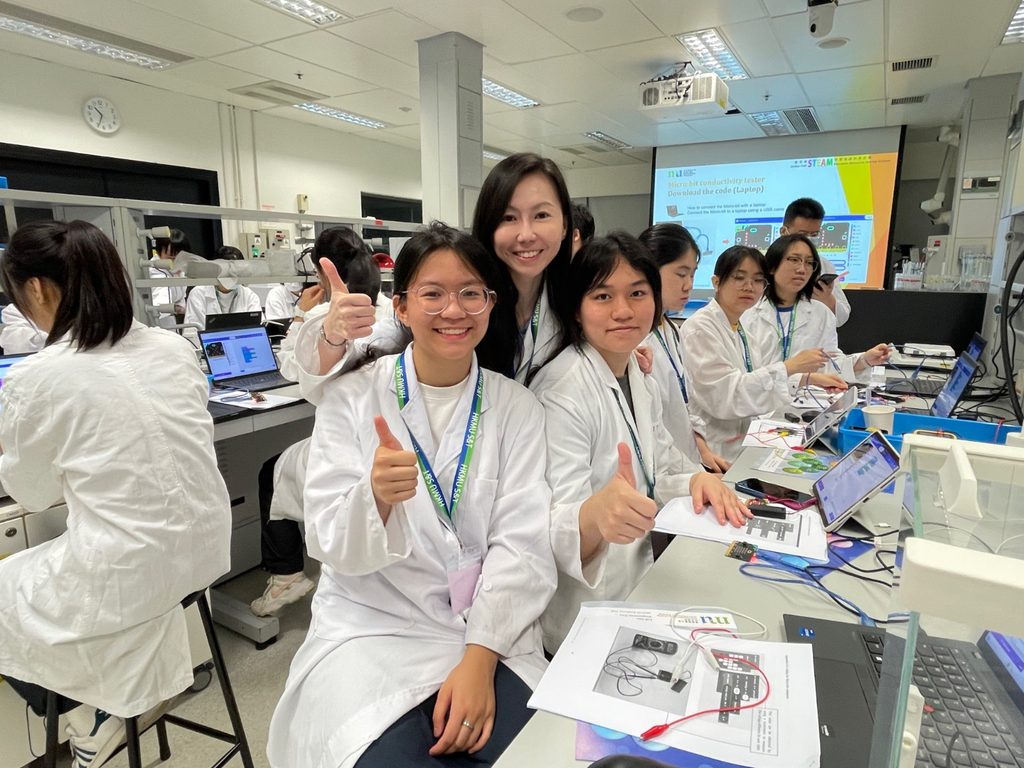 有人在台前引領方向,也有人在幕後把理念化為可運作、可感受、可延續的日常。嶺南衡怡紀念中學的邱虹虹老師,正是其中一位默默把事情做到極致的人。她不常站在鎂光燈下,卻甘於花時間處理繁複而關鍵的幕後工作。比起讓自己成為焦點,她更在意學校的理念能否被理解、團隊的努力能否被看見。她所做的一切,從不為了贏得掌聲,而是因為對學校有益、對同事有助、對學生有意義。這些付出或許不易被察覺,卻在日常的運作中,一點一滴累積成推動學校前行的核心力量。