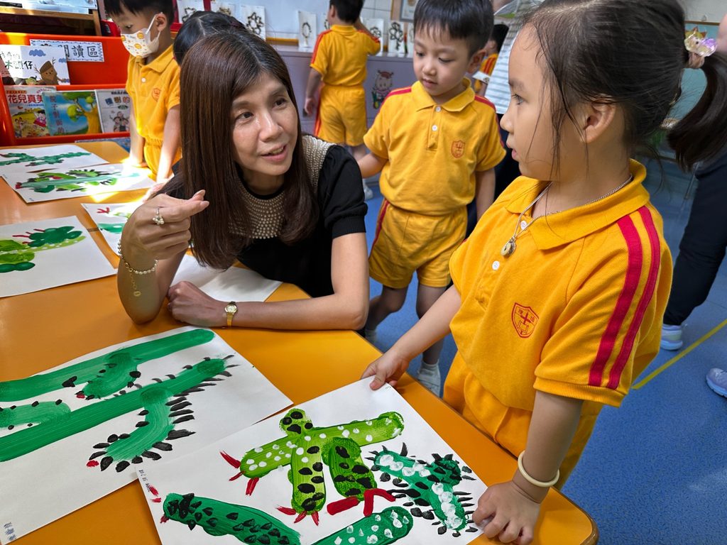 在浸信會培理學校的校園裡,關淑玲校長的角色不只停留在校長室內。她喜歡在上學、放學時站近校門,接觸孩子,也接觸家長。對她而言,幼稚園不是一個單純教授知識的地方,而是一個讓孩子學習與人相處、讓家長得到同行、讓老師能夠繼續守住初心的群體。近年幼教面對不少挑戰,教育環境不斷轉變,家庭需要和社會期望亦日益多元。關校長沒有迴避現實,她更希望學校能在變動中保持安穩,讓孩子安心上學,讓家長放心託付,也讓老師感到被支持,有力量繼續做好教育工作。