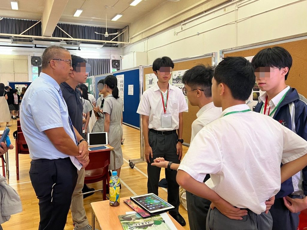 郭志泰校長談教育,總離不開大自然。對他來說,學生要真正認識環境,不能只靠課本;要學會尊重生命,也不能只聽道理。孩子需要親身看見一片葉、一滴水、一條溪流,才會慢慢明白,自然不是遙遠的名詞,而是與生活緊扣的存在。他現為嗇色園主辦可觀自然教育中心暨天文館校長,長期推動香港自然教育、天文及地理科發展。可觀中心多年來在嗇色園培育下,逐步發展成一所具規模的自然學習中心,設有天文、地理、生物及環境教育課程,也有專業教師團隊,支援幼稚園、小學及中學學生在大自然中學習科學,並用科學方法理解大自然。